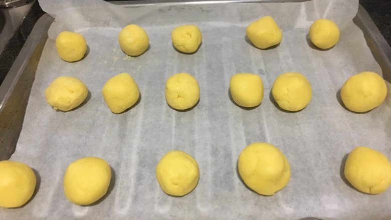 超赞的玛格丽特饼干,准备做的时候,拿出面团室温软化后再搓圆!烤箱180度预热十分钟