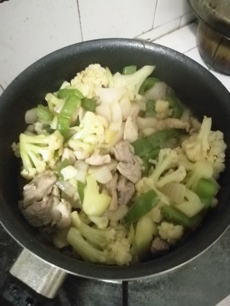 五花菜,最后再放菜花继续翻炒十分钟入味，放<a style='color:red;display:inline-block;' href='/shicai/ 692'>酱油</a>少许和食盐。