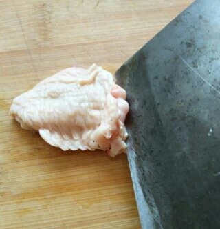 (家常菜)鸡翅包白玉菇,鸡翅中洗干净,然后去掉里面的骨头