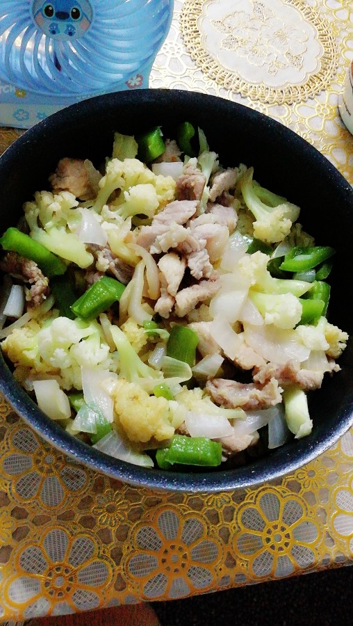 五花菜,装盘出炉做好了😊。切洋葱注意不要太近会流泪。