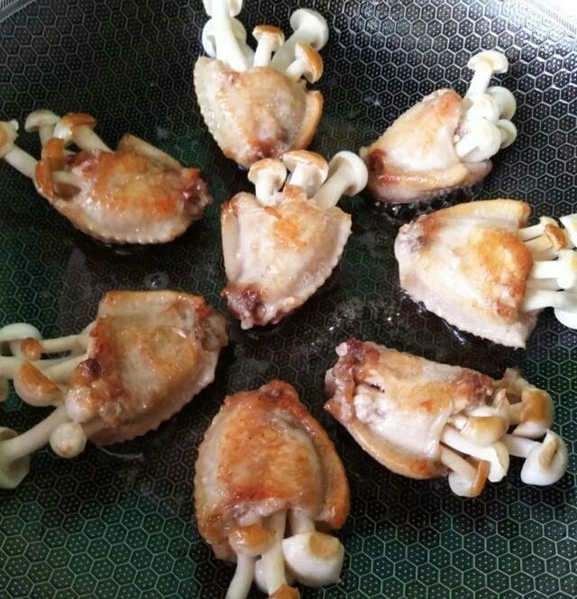 (家常菜)鸡翅包白玉菇,煎,翻面继续煎