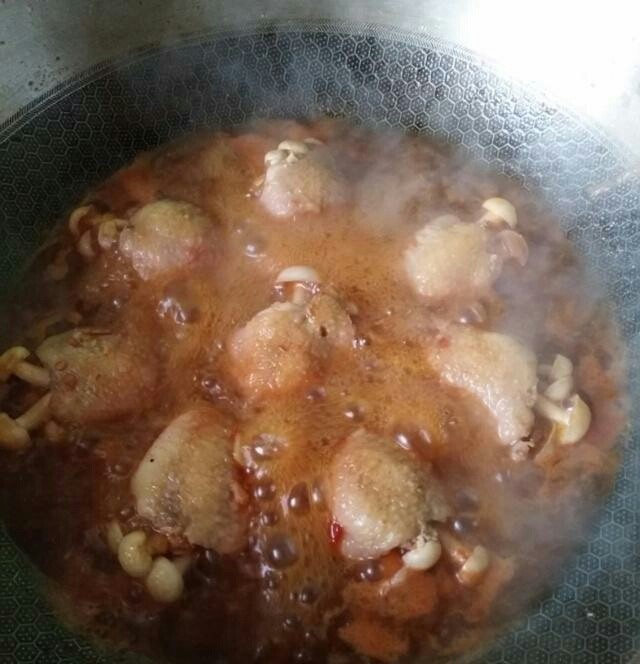 (家常菜)鸡翅包白玉菇,再煮