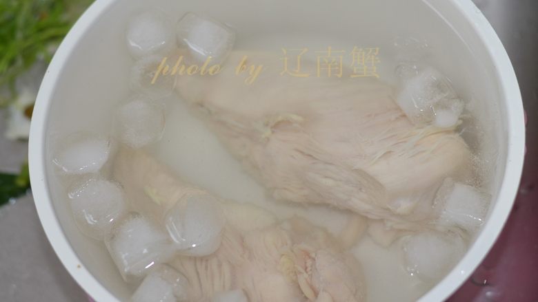 鸡丝凉面,出水用冰水给鸡肉过凉,这样做鸡肉的口感会更好。