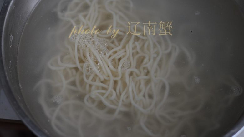 鸡丝凉面,煮面时水要多,火要大,煮断生即可。