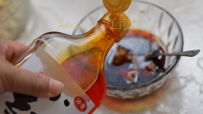 鸡丝凉面,取一个小碗，用<a style='color:red;display:inline-block;' href='/shicai/ 788'>生抽</a>，盐，<a style='color:red;display:inline-block;' href='/shicai/ 10588'>糖</a>，<a style='color:red;display:inline-block;' href='/shicai/ 852'>辣椒油</a>，芝麻酱，醋等调料兑成料汁。