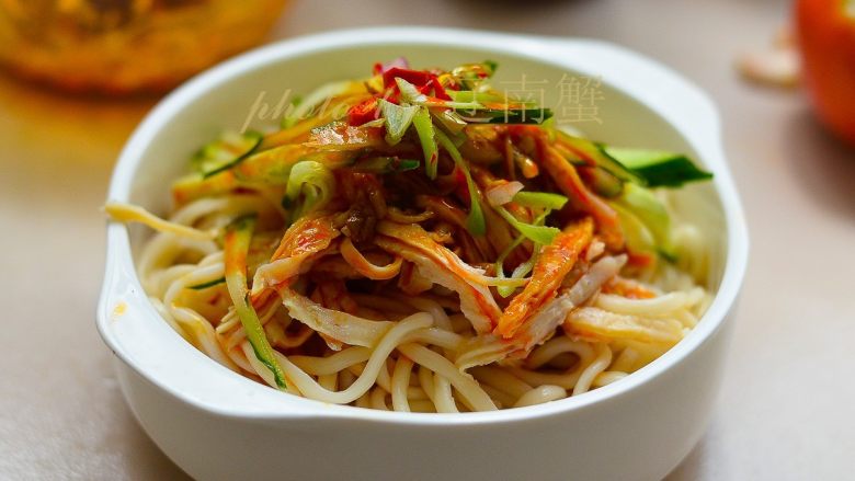 鸡丝凉面,浇上之前备好的汁。