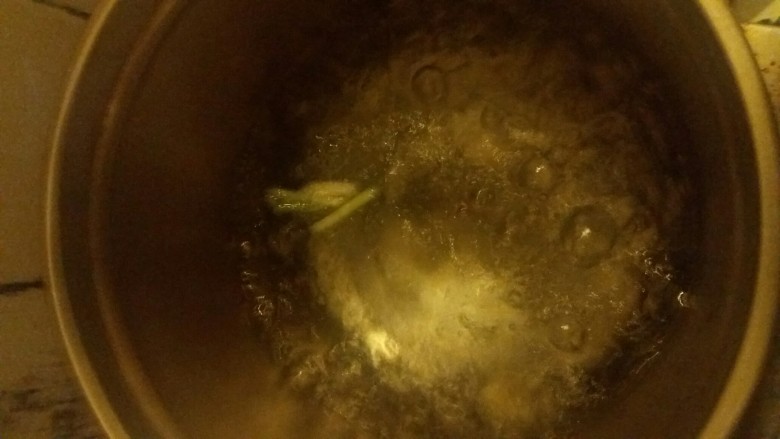 白切鸡,放清水烧开,水量最好能没过鸡身,放入两片姜和一段葱白,煮5分钟。