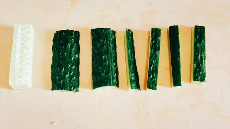 糖醋素排,带皮的部分,切1㎝*1㎝宽Ⅹ厚的条状!