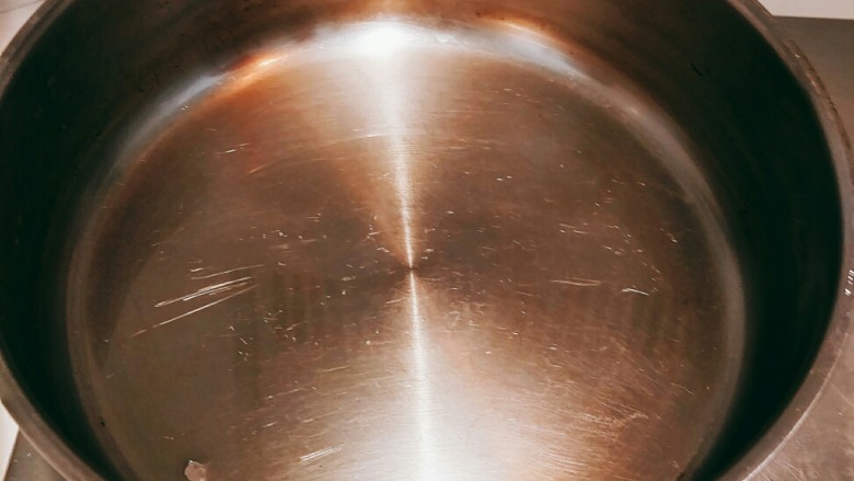 糖醋素排,热锅里放点油,大约4克左右。
