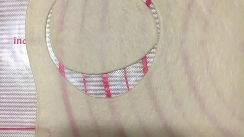 巧虎面包,9、用模子压出圆片形状。把白色圆面片覆盖于黄色面胚下部,多余部分往里包一包。 注⚠️面皮边擀边松弛哈,这样切出来面片不容易回缩。尽量擀地薄一点。