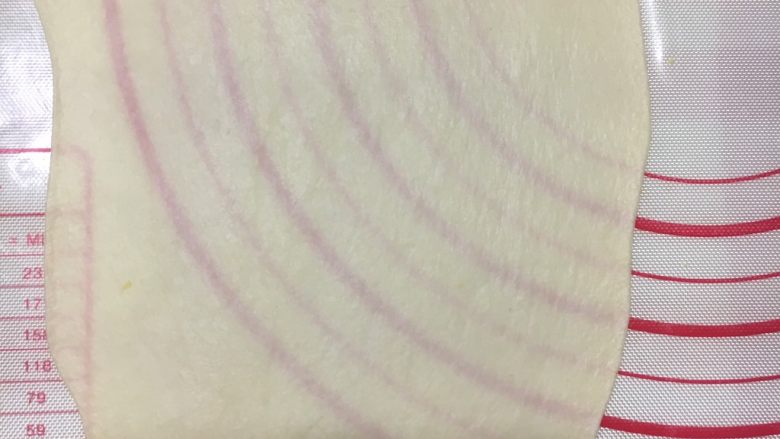 巧虎面包,8、取30g白色面团擀成薄片。