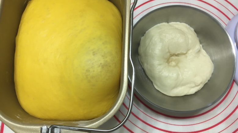 巧虎面包,1、黄色面团和白色面团分别揉出膜,基础发酵至2.5倍大。