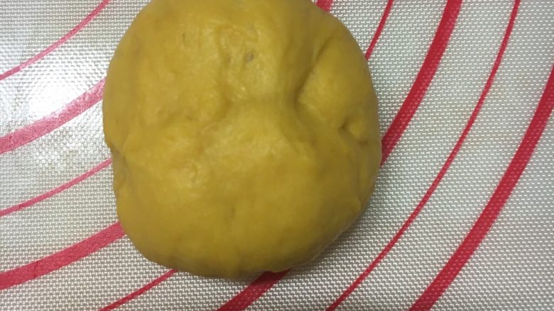 巧虎面包,7、捏紧收口,揉圆,稍按扁,置于烤盘上。
