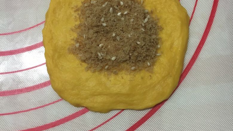 巧虎面包,6、大面团擀开,包上肉松。