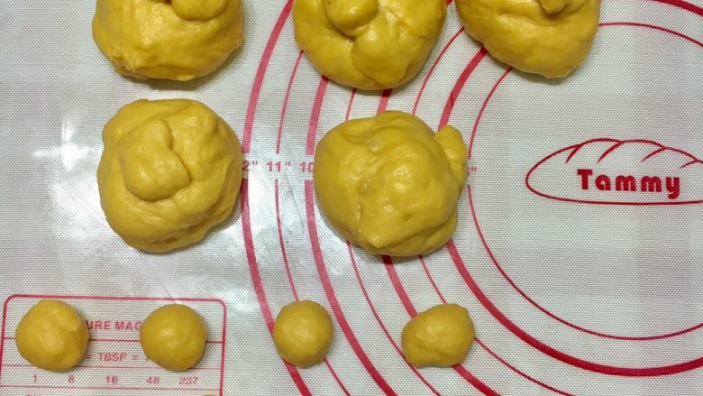 巧虎面包,5、黄色面团分割成46g的大面团和6g小面团(一共分割了8个大面团和8个小面团。)