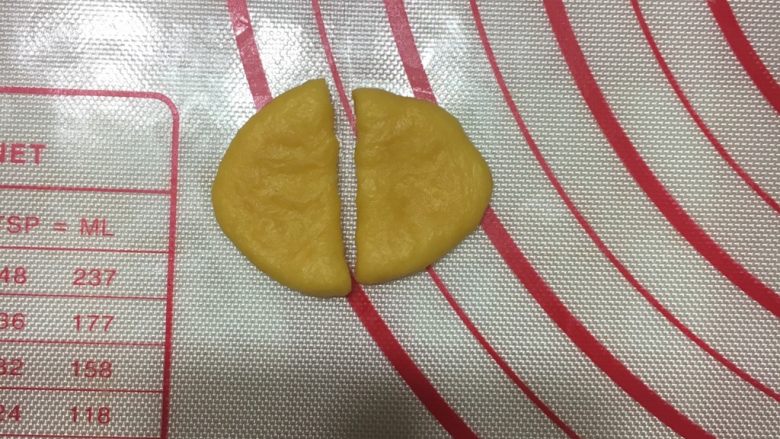 巧虎面包,14、做耳朵。分割出6g小面团,揉圆按扁,一切为二做成耳朵