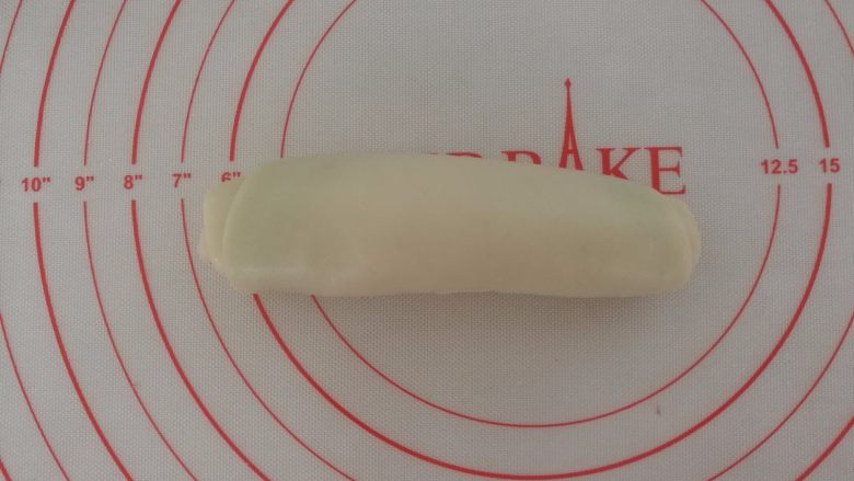 彩色蛋黄酥,15.卷起来,注意卷的时候,两边一样大