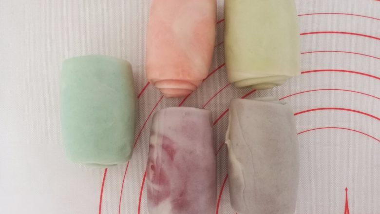 彩色蛋黄酥,18.卷起来,松弛15分钟