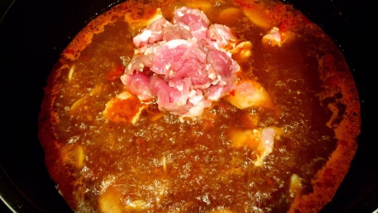 红油水煮肉片,在滚汤中放入腌好的肉片,2分钟就熟了。因为个人比较喜欢略有嚼劲的肉片,所以就先放了。如果喜欢很嫩的肉片,也可以后放。