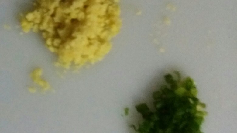 白切鸡,姜拍烂,剁成蓉,葱切小粒。