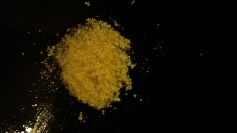 白切鸡,锅里倒适量油烧熟,拿起一点备用,然后放姜蓉炒几下,再放适量盐拌匀,把炒香的姜蓉倒进一只小碟里,上面洒点葱花。