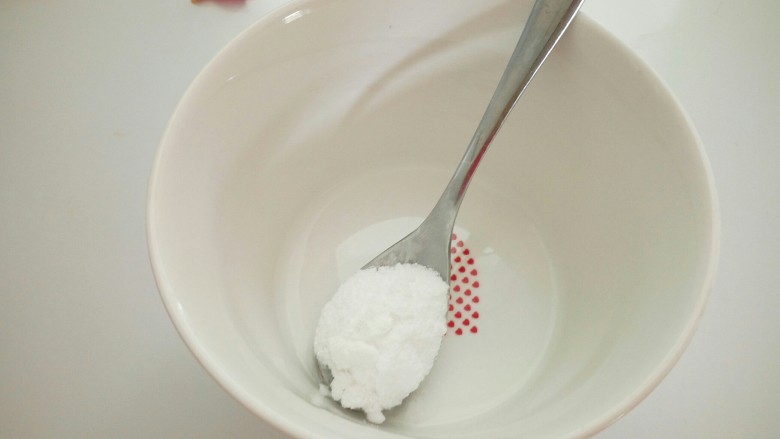 豆渣奶香馒头,一勺食用碱用热水融化,等凉了倒入面团里在合均匀