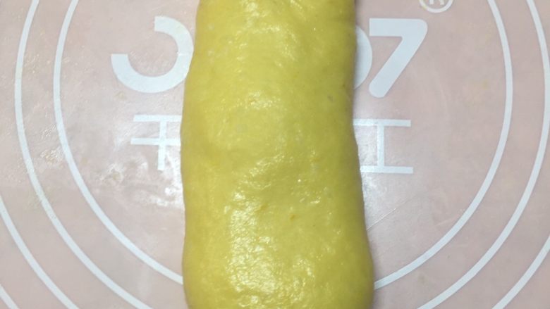 老面南瓜面包,面团擀开,侧面卷起呈长条状。