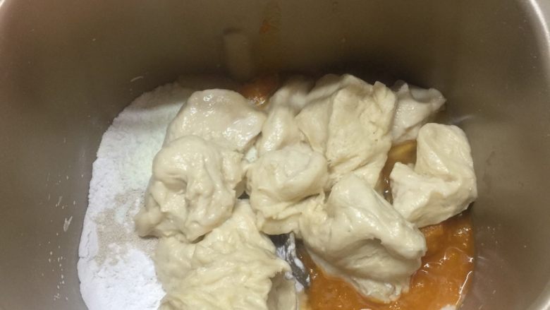 老面南瓜面包,面包机放入b料,将做好的酵头撕成小块,启动生面团模式。