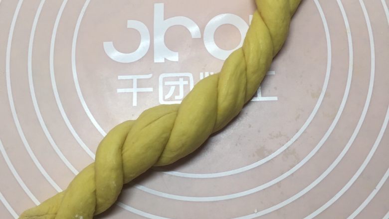 老面南瓜面包,长条两端对折,拧起往一个方向绕起来。