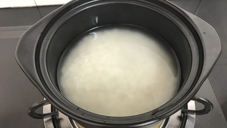 咖喱海鲜饭,把淘洗干净的米放入砂锅,加适量的水。