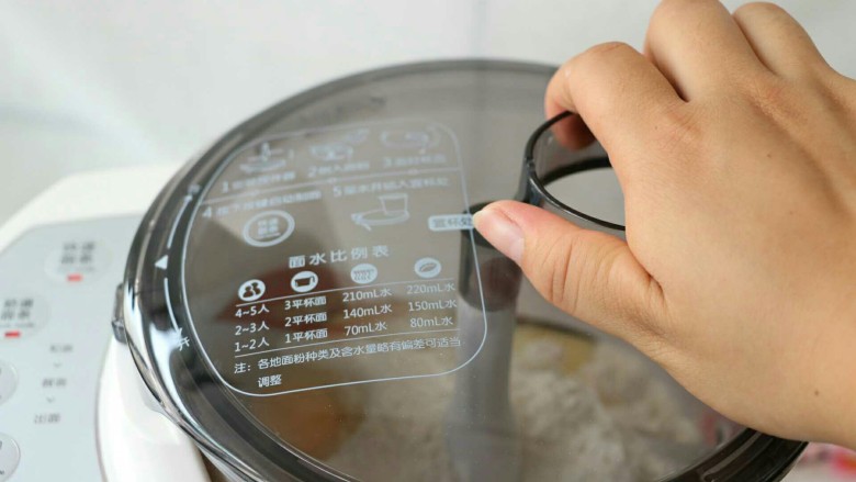 炸酱面,一定要拧严盖子,否则无法启动哦~