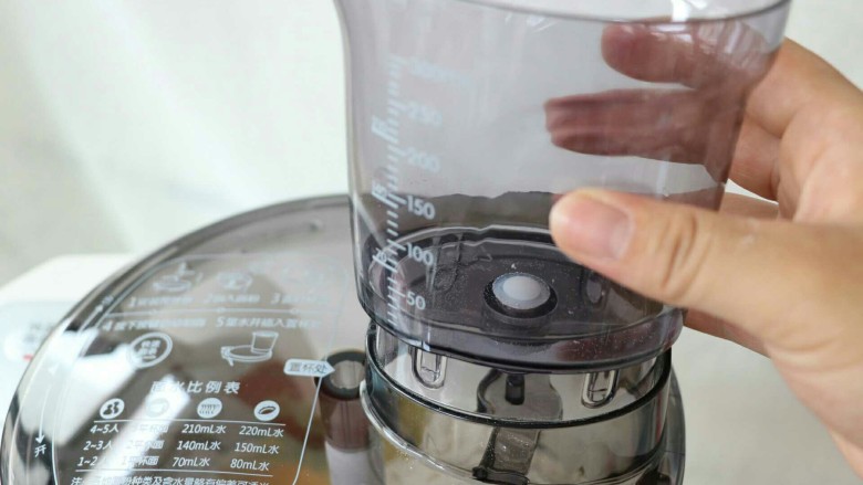 炸酱面,将面条机水杯安装上~