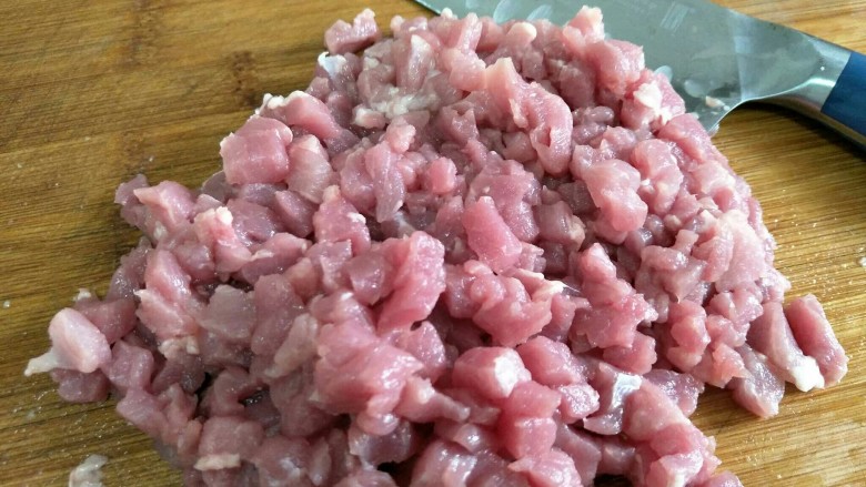 炸酱面,将猪肉切成大小匀称的小丁~
