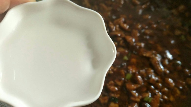 炸酱面,再加入少许温水小火熬煮~