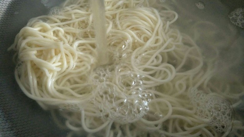 炸酱面,过水至凉捞出~