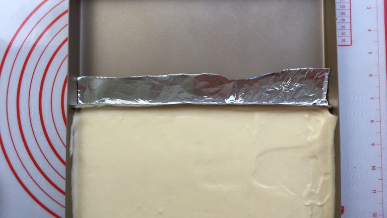香草冰淇淋蛋糕,倒入蛋糕糊,表面用刮刀大致刮一下