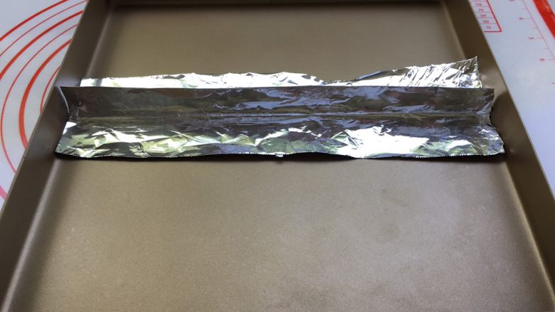 香草冰淇淋蛋糕,蛋糕片只需要28*28金盘的一半,中间用锡纸围一下