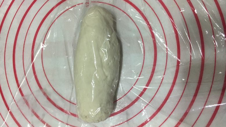 金鱼饺子,再将面絮放在案板上,揉成光滑的面团,手指按面团时,不会粘手就可以了。盖上保鲜膜,醒面半小时。