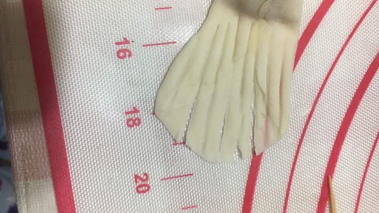 金鱼饺子,用剪刀剪成斜角尾巴,一共分成4小块。