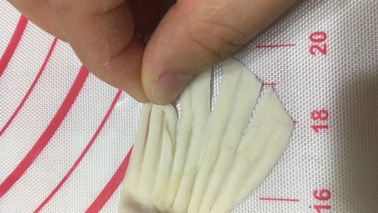 金鱼饺子,每个尾摆稍微捏紧一点点。
