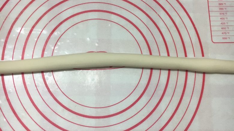 金鱼饺子,制作肉馅时,面团也已经醒面完成了,现在将面团搓成长条。