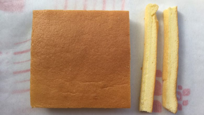 香草冰淇淋蛋糕,将蛋糕片对半切并修下边,大小比模具小1cm