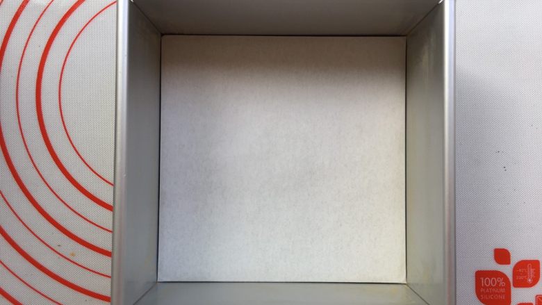香草冰淇淋蛋糕,准备边长15cm,对角线是8寸的活底模,底下垫油纸,方便取出蛋糕