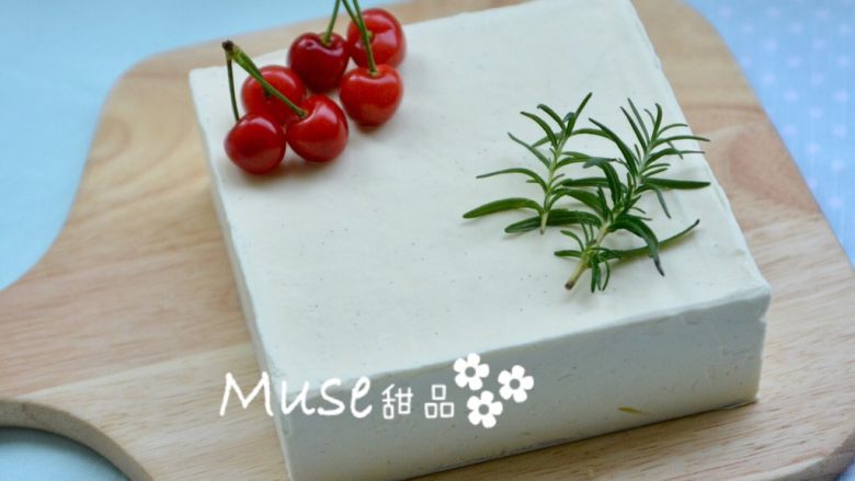 香草冰淇淋蛋糕,取出加上一些简装饰,立即高大上