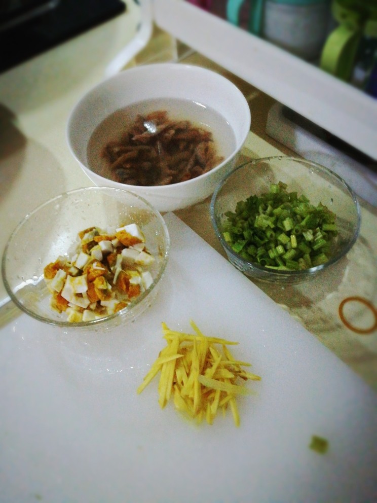电饭煲之虾仁咸蛋粥,<a style='color:red;display:inline-block;' href='/shicai/ 287'>虾仁</a>泡软，<a style='color:red;display:inline-block;' href='/shicai/ 37'>姜</a>切丝，<a style='color:red;display:inline-block;' href='/shicai/ 125'>芹菜</a>切末，<a style='color:red;display:inline-block;' href='/shicai/ 13'>咸鸭蛋</a>切碎。