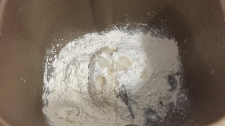 苏式鲜肉月饼,首先制作水油皮:将面粉 、糖粉、猪油、温水放入面包机桶里,启动和面功能,和面至出筋