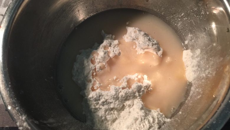 苏式鲜肉月饼,制作油酥:面粉加入猪油拌匀
