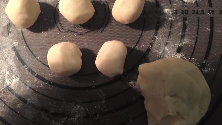 苏式鲜肉月饼,油酥也分成10等份,每次都要盖好保鲜膜