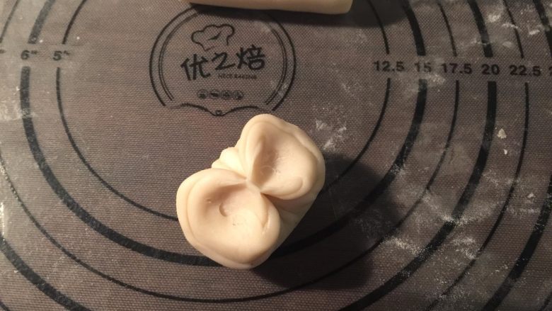 苏式鲜肉月饼,取一个松驰好的卷,2头向中间靠拢