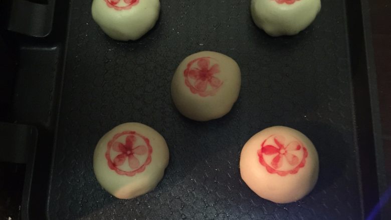 苏式鲜肉月饼,用电饼铛双面烙至金黄色,中途翻个面,煎熟即可